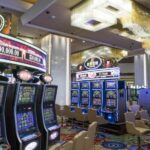 How do online casinos choose which slots to feature?